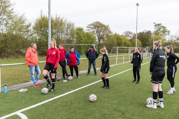 Bild 8 - Co-Trainerin der Frauen Nationalmannschaft Britta Carlson in Wahlstedt